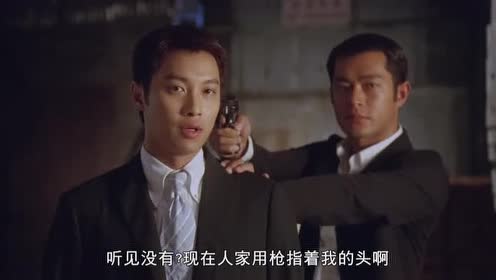 大哥想要拿钱!还不乖乖把枪放下!