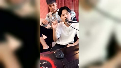 许华升坐在广东雨神旁边,自己在边上玩却不小心砸到了自己的脚