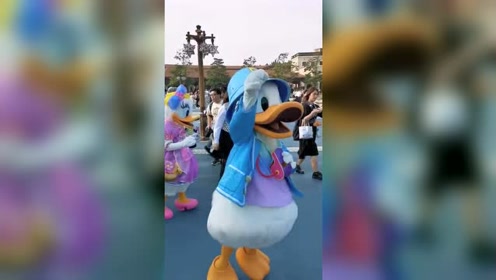 东京迪士尼的鸭鸭超级活泼的!和黛丝隆重登场!衣服好漂亮呢