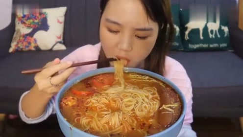 吃播小姐姐吃面,这么一大碗真的吃得完吗!