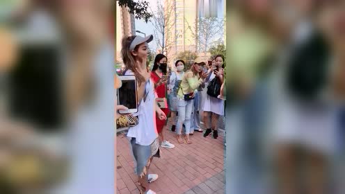 童模焱娃娃的妈妈,整容整的真像外国美女,网友:有钱能使鬼推磨