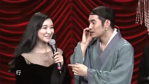 文松与老婆合唱《因为爱情》,真是郎才女貌,天生一对!
