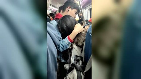 女生趴在男生怀里,昏睡了七个站,我想知道对你来说还有遗憾吗?