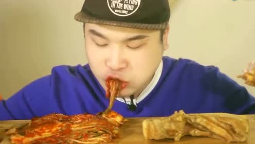 韩国大胃王胖哥吃五花肉加上泡菜,感觉真带劲!