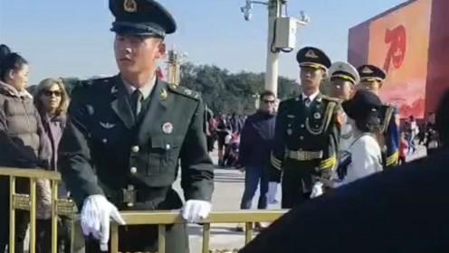 国旗卫士训练体能时也井然有序,留着寸头的他们个个帅气十足!