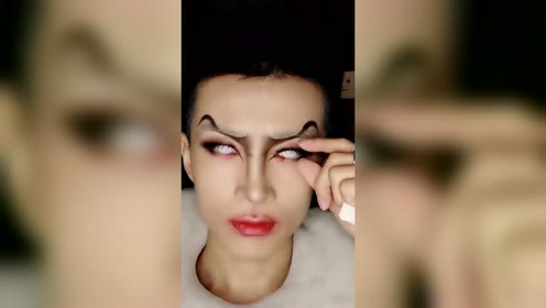 白色的美瞳真的是万圣节必备,不得不说太吓人了