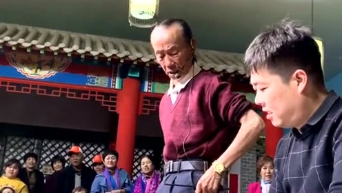 鬼手王保合大师,现场表演三仙归洞,观众这么近的距离都不知道怎么回事