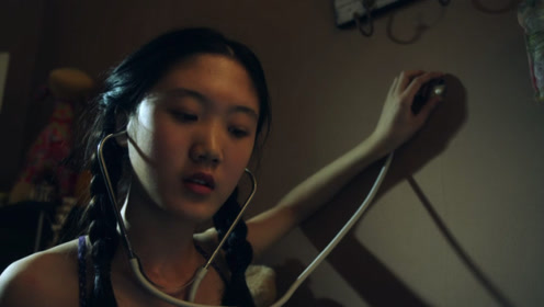 女儿半夜不睡觉,用听诊器偷听父母声音,发现了父母的大秘密!