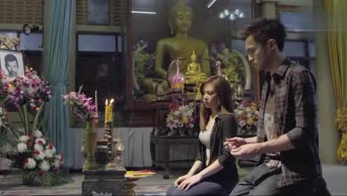 鬼三惊:美女祭拜前男友,不料灯光突然熄灭,棺材竟掉了下来