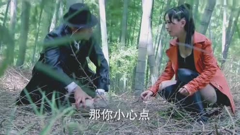 冷枪手:美女特工踩到地雷,小伙用两块石头救下她,不愧是队长!