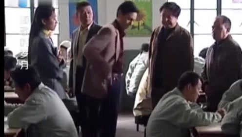 《如歌的岁月》厂长去食堂吃饭看见伙食后,立马把负责人开除!