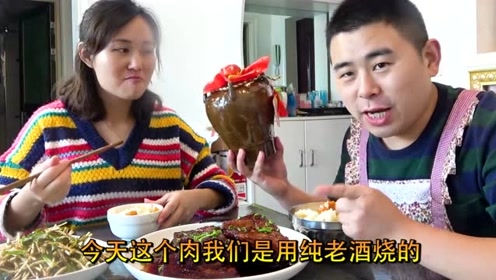 超小厨下血本买了3斤猪肉,红烧猪肉配一坛老酒,夫妻二人浪漫晚餐!