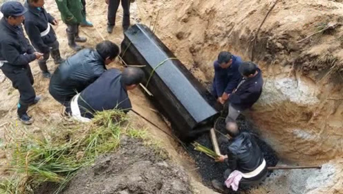 实拍湖南农村土葬,这种大棺材很少见了,墓穴里要放很多木炭,为何?