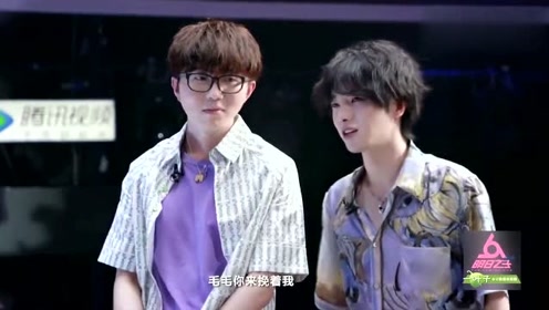 华晨宇-快挽着我,毛不易一脸嫌弃,胳膊却老实地挽了上去!