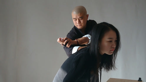 有人从后面出拳打你,用这招擒拿他,能把对方疼哭