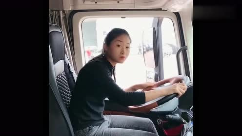 农村妹子为了生活,选择来到城里开大货车,生活实属不易啊!