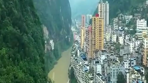云南最狭窄的县城,大楼建设在悬崖峭壁上!