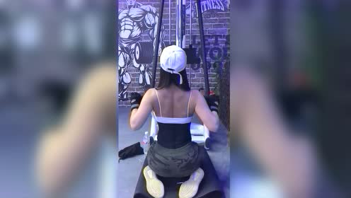 健身房锻炼的美女私教,健硕的背影好迷人,简直让人太羡慕了!