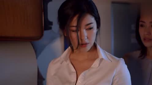 绝命航班:兄妹两个不敢去头等舱,两人躲厕所谈心,这么点空间