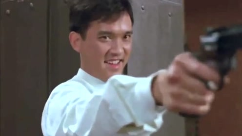 华仔的这个镜头太帅了,面对枪口,丝毫不畏惧!