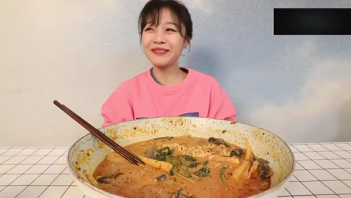 大胃王mini:今天挑战400多块钱的麻辣烫!一口气全部吃完!太牛了!