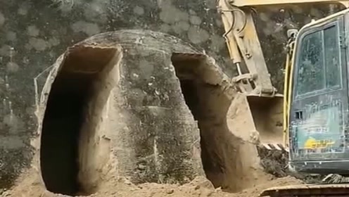 现在建窑洞,也用上挖掘机了,工程机械真是无处不在!