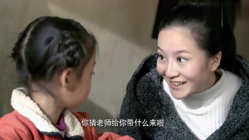 哑孩儿:老师刻意照顾哑巴女孩,讲课故意放大音量,太善良了!