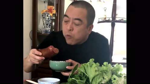 东北大哥整根香肠蘸大酱,再生吃个茄子嘎嘎香,网友:这是啥搭配