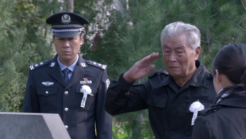 警花与警犬:主人不幸去世,警犬天狼无法相信,一直处于暴躁状态