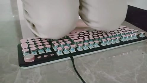 这媳妇到底是什么玩意啊,让我跪键盘就算了,居然还不能让键盘发亮!