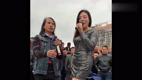 一首经典老歌,流浪歌手和美女街头合唱,好听!