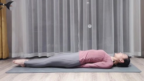 美女家中练瑜伽,每天3组小动作,轻松塑造完美体线