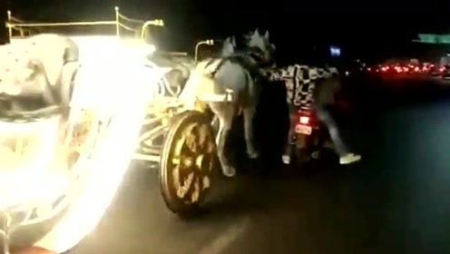 男子骑摩托车追赶失控马车遭碾压 过程犹如电影情节一般