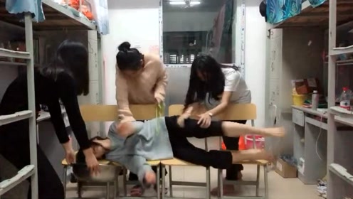 我说怎么隔壁宿舍传来杀猪叫呢!吓得我赶紧跑过去,真是虚惊一场