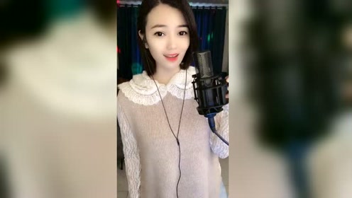 时尚美女翻唱歌曲,这种风格的演唱真是不多见,别有