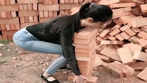 农村小媳妇太能干了,为了盖新房自己都来下苦力搬砖,真辛苦!