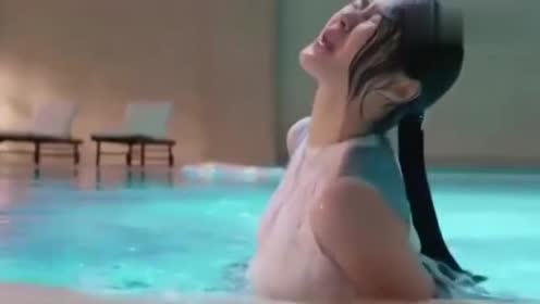 不会游泳却去强行救人,举起美女瞬间惨被屁炸