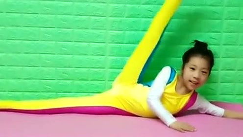 小女孩在练习舞蹈,这一字马也太任性了,没少下功夫吧?