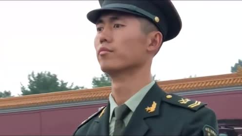 昂首阔步步伐整齐划一,张自轩带队的兵哥哥,个个颜值帅气!