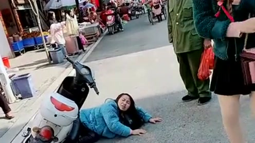 美女骑电动车意外摔倒,老人和小姐姐看到后扶起,还是好人多啊!