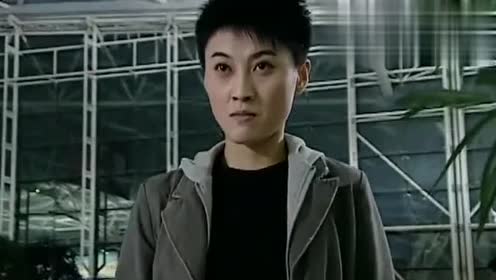 警中英雄:美女杀手潜逃,没想到机场被警察包围,被拘后还嚣张