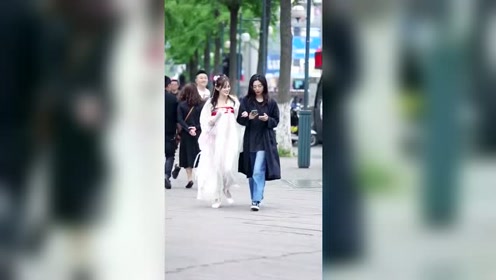 越南街头这一幕把我看愣了,这二位小姐姐,成功引起人