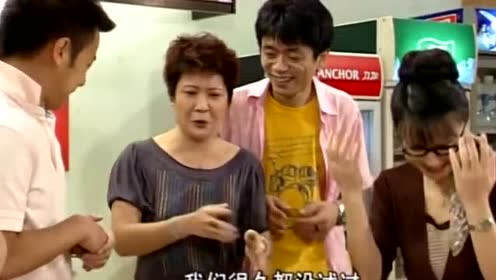 外来媳妇本地郎:阿奇当众单膝跪地,向唐小姐求婚,喝的却是赠品