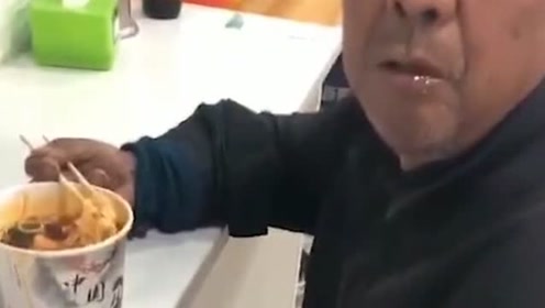 武汉面馆老板每天请拾荒老人吃面,老人留下自种蔬菜掉头就走!