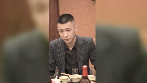 小伙和朋友聚会,偶遇老同学