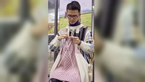 大男人织毛衣跟绣花似的!