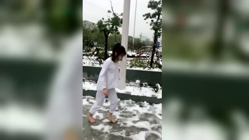 这个小姐姐火了,在雪地光脚走路,一点都不给冬天面子啊