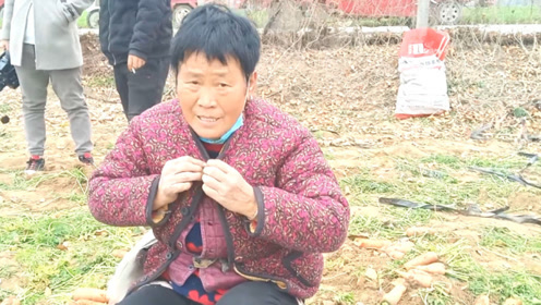农村58岁大娘5点就下地干活,一趟挣25块钱,天黑才回家