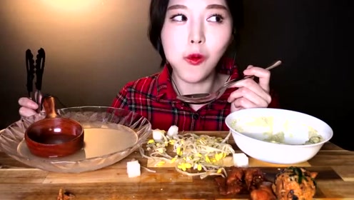 韩国美女吃播文福姬小姐姐鸡爪肉骨饭.