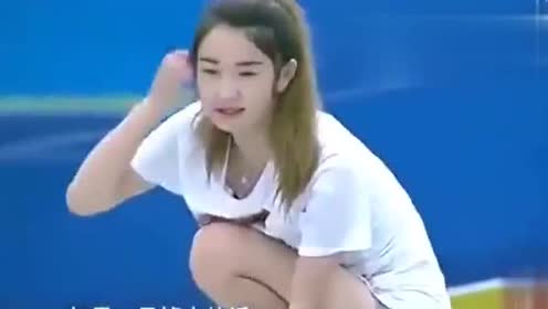 美女闯关只穿了一件外衣,衣服不幸湿掉,要干嘛